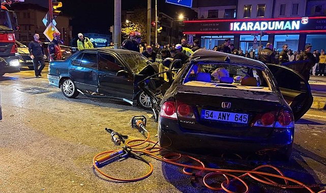 Sakarya'da iki otomobilin çarpıştığı kazada 1 kişi öldü, 2 kişi yaralandı