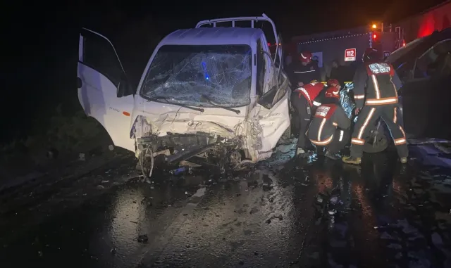 Sakarya'da panelvanla kamyonetin çarpışması sonucu 1 kişi öldü, 3 kişi yaralandı