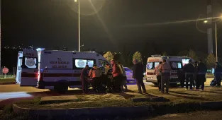 Samsun'da hafif ticari araçla çarpışan motosikletteki 2 kişi yaralandı
