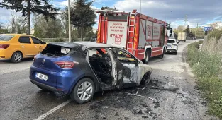 Samsunsporlu oyuncu Musaba'nın kullandığı otomobil seyir halindeyken alev aldı