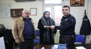 Siirt'te bir hamal yolda bulduğu 10 bin lirayı sahibine ulaştırdı