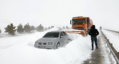 Sivas-Kayseri kara yolu yoğun kar ve tipi nedeniyle ulaşıma kapandı (GÜNCELLEME)