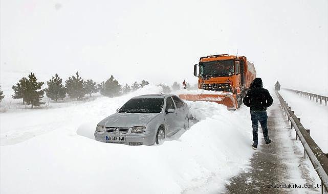 Sivas-Kayseri kara yolu yoğun kar ve tipi nedeniyle ulaşıma kapandı (GÜNCELLEME)