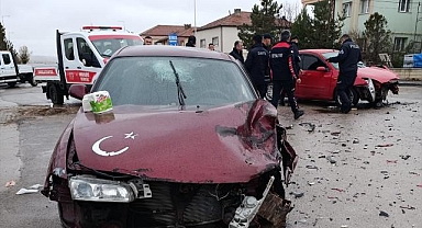 Sivas'ta iki otomobilin çarpıştı 4 kişi yaralandı
