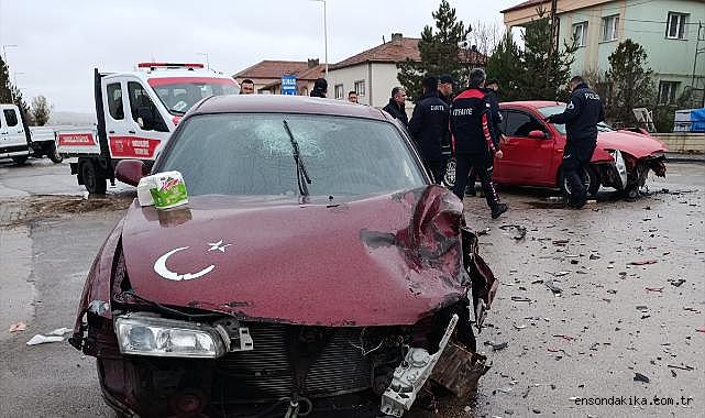 Sivas'ta iki otomobilin çarpıştı 4 kişi yaralandı