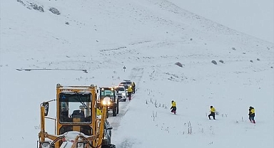 Sivas'ta kar ve tipi nedeniyle 136 köy yolu ulaşıma kapandı