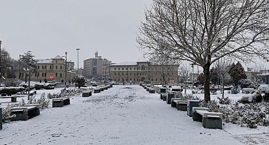 Sivas'ta kar yağışı etkili, şehir beyaza büründü