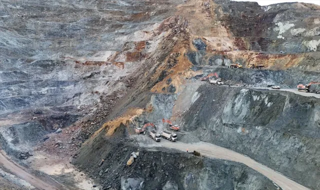 Sivas'ta maden ocağında göçük altında kalan şantiye müdürünün cenazesine ulaşıldı 