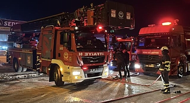 Sivas'ta mobilya atölyesinde çıkan yangın hasara neden oldu