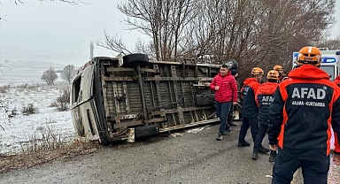 Sivas'ta öğrenci servisinin devrildiği kazada 15 kişi yaralandı