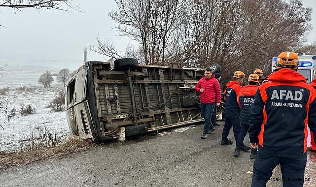 Sivas'ta öğrenci servisinin devrildiği kazada 15 kişi yaralandı