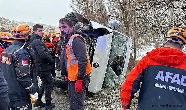 Sivas'ta öğrenci servisinin devrildiği kazada 15 kişi yaralandı (GÜNCELLEME)