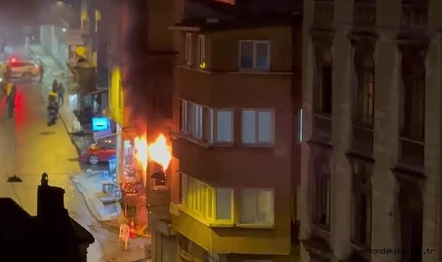 Sultangazi'de çöpte çıkan ve 2 binaya sıçrayan yangın söndürüldü