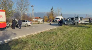 Tokat'ta otomobil ile hafif ticari aracın çarpıştığı kazada 3 kişi yaralandı