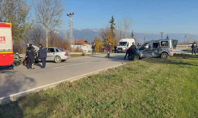 Tokat'ta otomobil ile hafif ticari aracın çarpıştığı kazada 3 kişi yaralandı