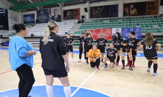 Veteran kadın hentbolcular, hemcinslerine örnek olmak için sahada ter döküyor