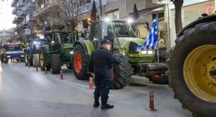 Yunan çiftçiler Larisa'da milletvekili bürolarının önünde protesto düzenledi 