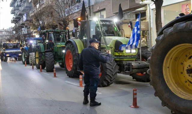 Yunan çiftçiler Larisa'da milletvekili bürolarının önünde protesto düzenledi 