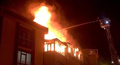 5 katlı binanın çatısında çıkan yangın itfaiye ekiplerince söndürüldü