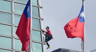 ABD'li tırmanıcı Alex Honnold, Taipei 101 gökdeleninin tepesine ipsiz çıktı 