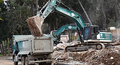 Adana'da göl kıyısındaki kaçak yapıların yıkımı sürüyor