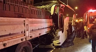 Anadolu Otoyolu'nda tırla çarpışan yolcu otobüsündeki 1 kişi öldü, 3 kişi yaralandı