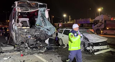 Anadolu Otoyolu'nun Sakarya geçişindeki kazada 1 kişi öldü, 27 kişi yaralandı (GÜNCELLEME)