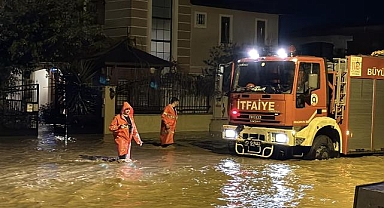 Antalya'da etkili olan fırtına ve hortum bazı ev, sera ve araçlara zarar verdi
