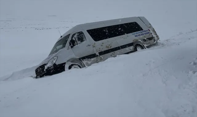 Ardahan'da kara saplanan minibüsteki yolcuları jandarma kurtardı