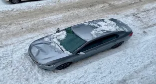 Ardahan'da üzerine kar ve buz kütlesi düşen otomobilde hasar oluştu