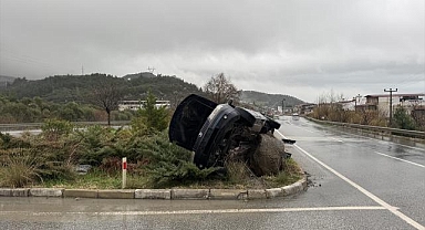 Aydın'da trafik ışığına çarpan otomobildeki 2 kişi yaralandı