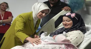 Bakan Göktaş'tan doğum yapan annelere yeni yıl ziyareti: