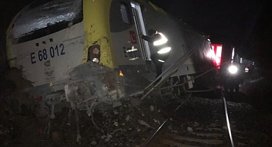 Balıkesir'de yolcu treninin lokomotifi ve 1 vagonu toprak kayması nedeniyle raydan çıktı