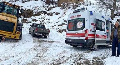 Batman'da yolu kardan kapanan köydeki tansiyon hastası, ekiplerin yardımıyla hastaneye ulaştırıldı