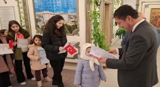 Beypazarı Belediyesinden çocuklara karne hediyesi 