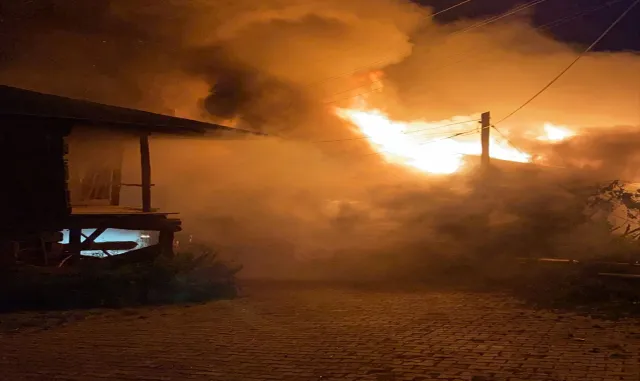 Beypazarı'nda çıkan yangında ahşap ev kullanılamaz hale geldi 