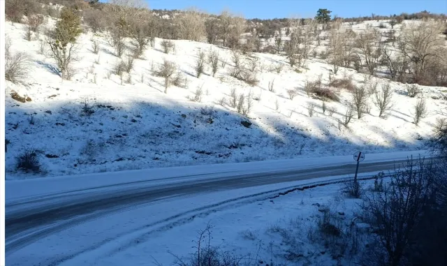 Beypazarı'nda kar nedeniyle ulaşıma kapalı yol kalmadı