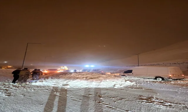 Bitlis'te çığ altında kalan 2 kişi kurtarıldı
