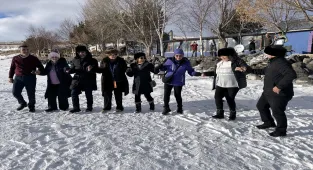 Buzla kaplı Çıldır Gölü'ne gelen turistler gönüllerince eğleniyor