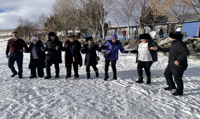 Buzla kaplı Çıldır Gölü'ne gelen turistler gönüllerince eğleniyor
