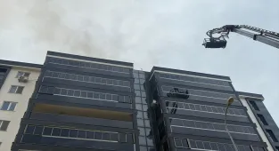 Çanakkale'de 9 katlı binanın çatısında çıkan yangın söndürüldü