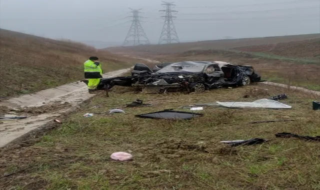 Çanakkale'de cenazeye gidenleri taşıyan otomobilin devrildiği kazada 5 kişi yaralandı