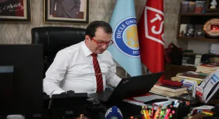 Dicle Üniversitesi Rektörü Prof. Dr. Eronat, AA'nın Yılın Kareleri oylamasına katıldı