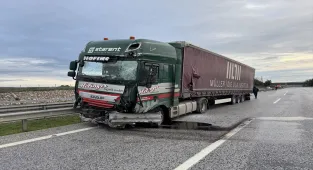 Edirne'de çarptığı bariyeri parçalayan tır karşı yöne geçti