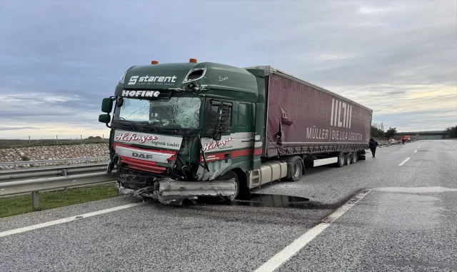 Edirne'de çarptığı bariyeri parçalayan tır karşı yöne geçti