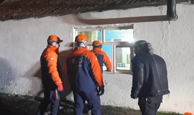 Edirne'de metruk bina çöktü, bitişikteki evde mahsur kalan 5 kişi kurtarıldı