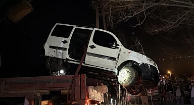 El freni çekilmeyen park halindeki araç Porsuk Çayı'na düştü