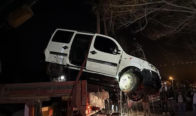 El freni çekilmeyen park halindeki araç Porsuk Çayı'na düştü