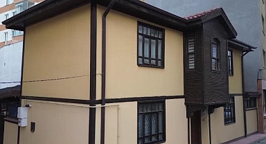 Emekliliğin ardından topladığı eski eşyaları evinin bahçesindeki depoda sergiliyor