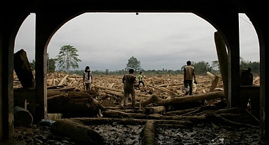 Endonezya'daki toprak kaymasında yaşamını yitirenlerin sayısı 25'e çıktı